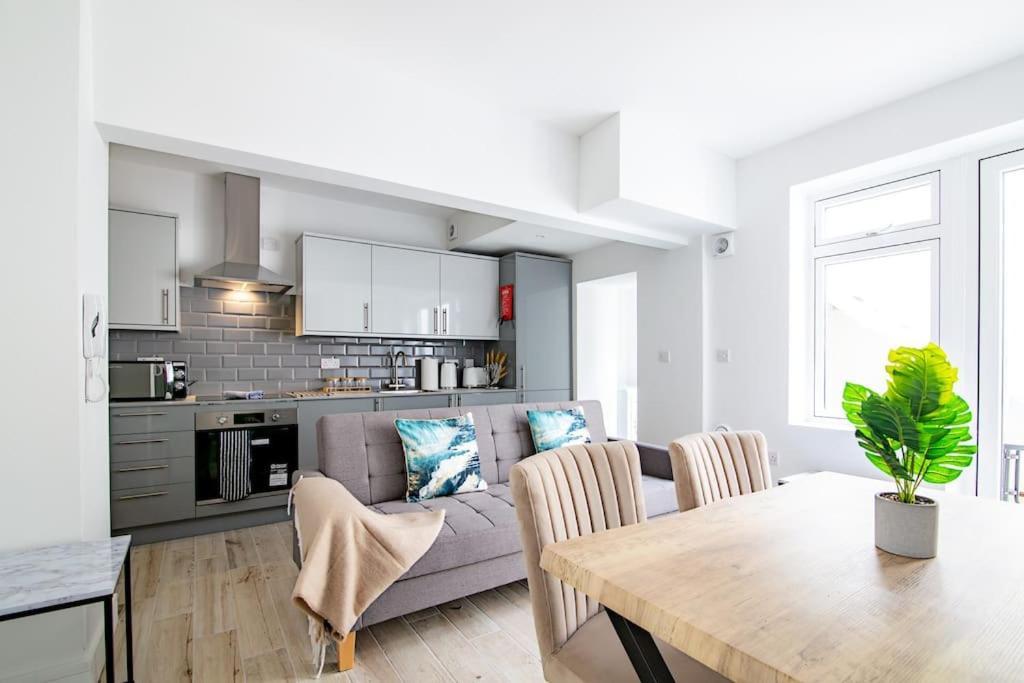 The Aston 2 Bedroom With Patio * Leicester