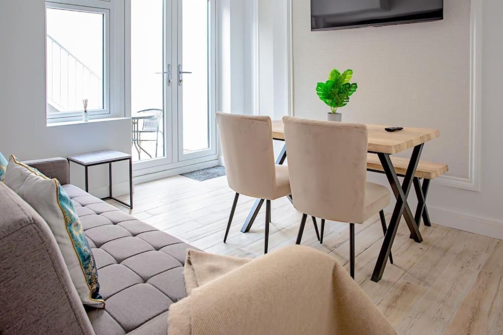 The Aston 2 Bedroom With Patio Leicester